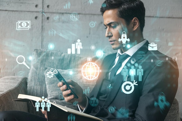 Um homem no escritório fazendo anotações usando telefone e holograma de tema financeiro Multiexposição Roupa formal Investir no mercado de ações