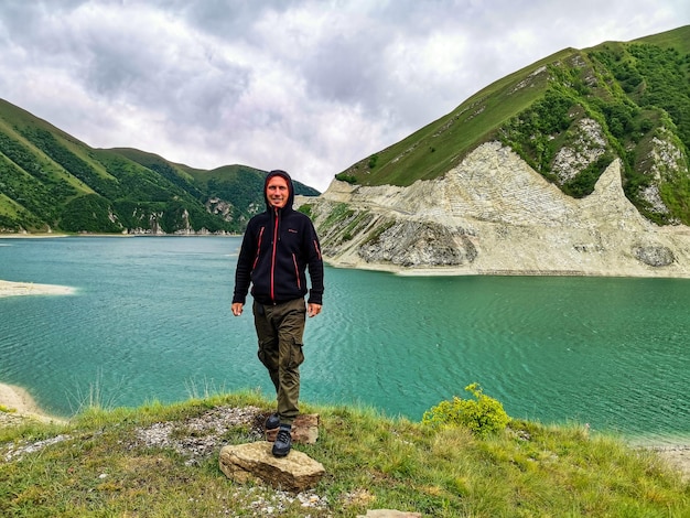 Um homem no fundo do Lago Kezenoyam nas montanhas do Cáucaso na Chechênia Rússia junho de 2021