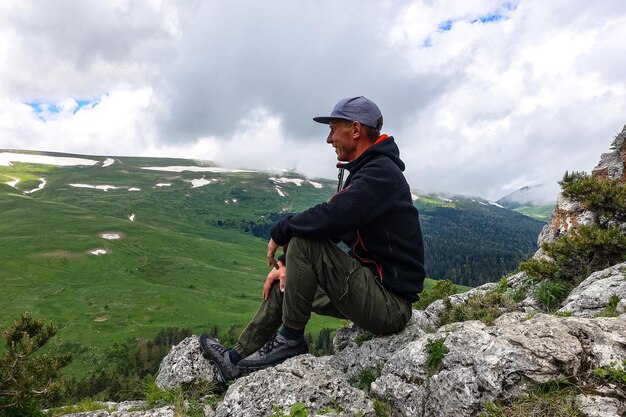 Um homem no fundo do planalto LagoNaki na Adygea Rússia