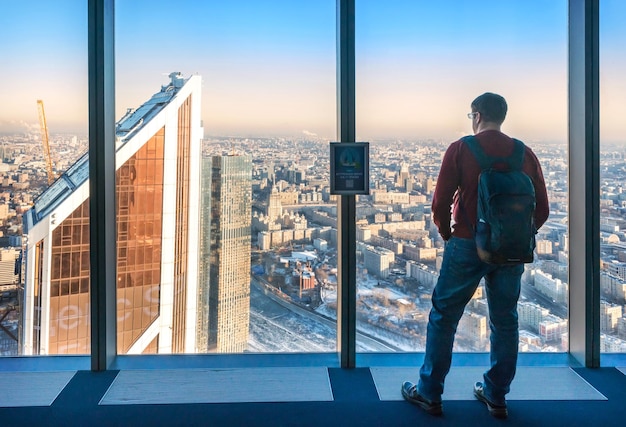 Um homem olha para a vista da cidade a partir do deck de observação Panorama 360 Moscow City Federation tower Moscow