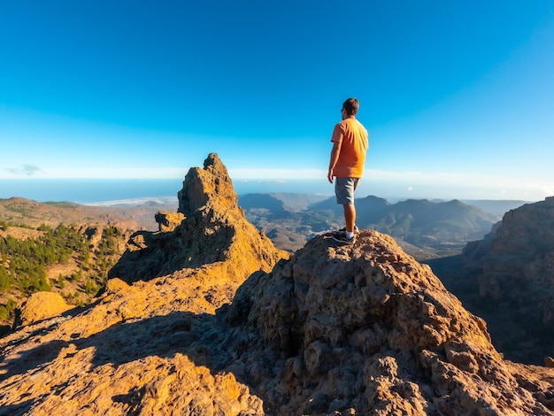 Foto um homem olhando para o topo do pico de las nieves em gran canaria, ilhas canárias