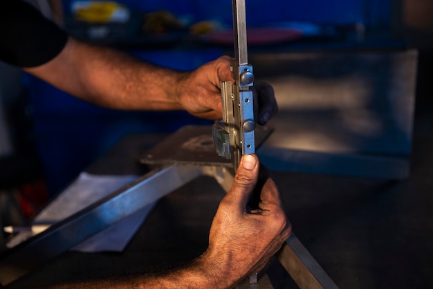 Um homem operário trabalhando