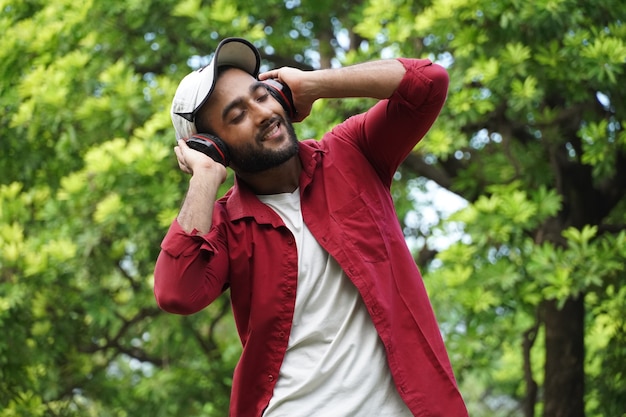 Um homem ouvindo música online