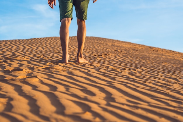 Um homem perdido no deserto vermelho do Vietnã, Mui Ne.