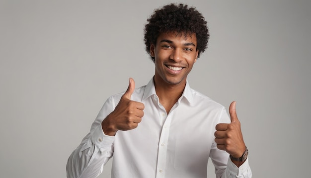 Um homem preto com um afro dá dois polegares entusiastas enquanto usa uma camisa branca elegante