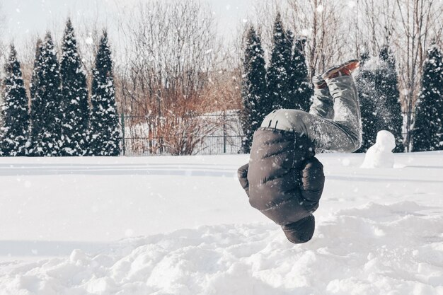 Um homem pula na neve