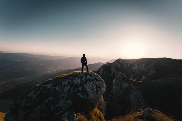 Um homem que caminhantes gosta de uma pausa olhar para o topo da montanha viagem de aventura