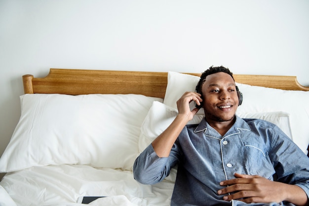 Um homem que escuta a música