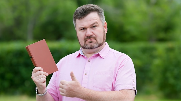 Um homem recomenda ler literatura, anunciar um livro