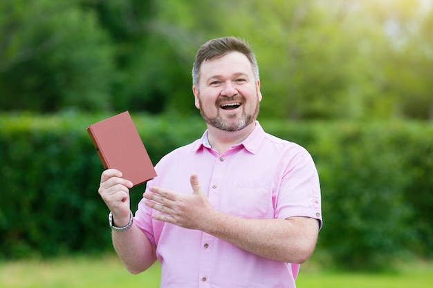 Um homem recomenda vender um bom livro na rua do parque