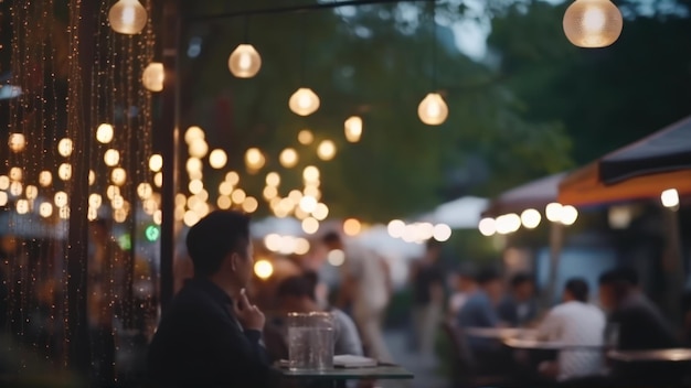 Um homem se senta em uma mesa em frente a um bar com uma fileira de luzes que dizem 'eu te amo'
