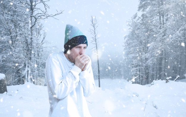 Um homem se sentindo mal, muito frio lá fora, tempo com neve no inverno