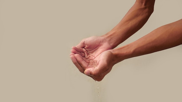 um homem segura água com as mãos conceito mundial de seca de água