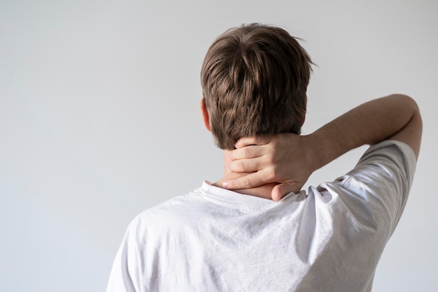 Um homem segurando o pescoço sentindo dor doente e cansado