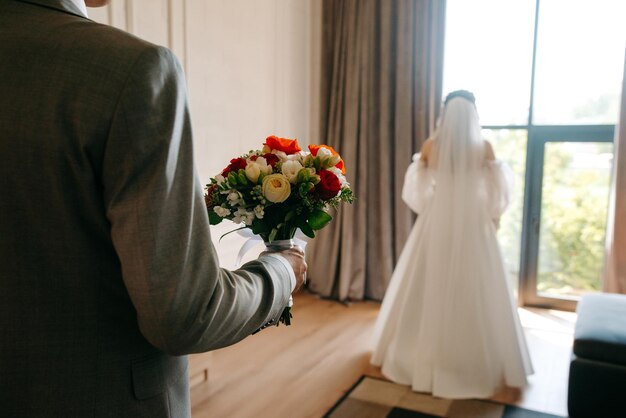 Foto um homem segurando um buquê de flores na mão