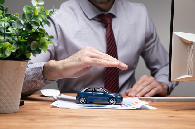 Um homem segurando um carrinho de brinquedo.