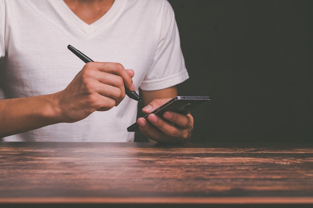 Um homem segurando um smartphone