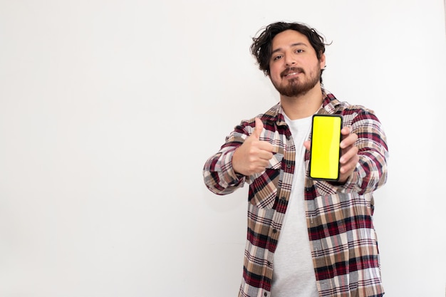 Um homem segurando um telefone amarelo com a palavra mobile