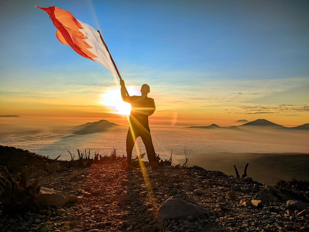 um homem segurando uma bandeira que diz o nacional sobre ele