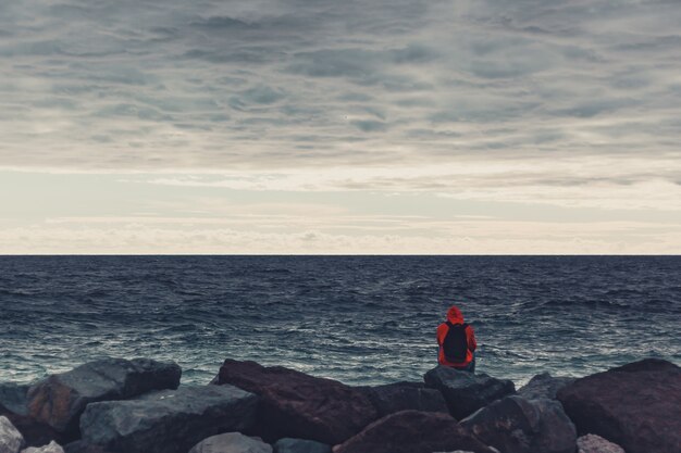 Foto um homem solitário sentado na praia