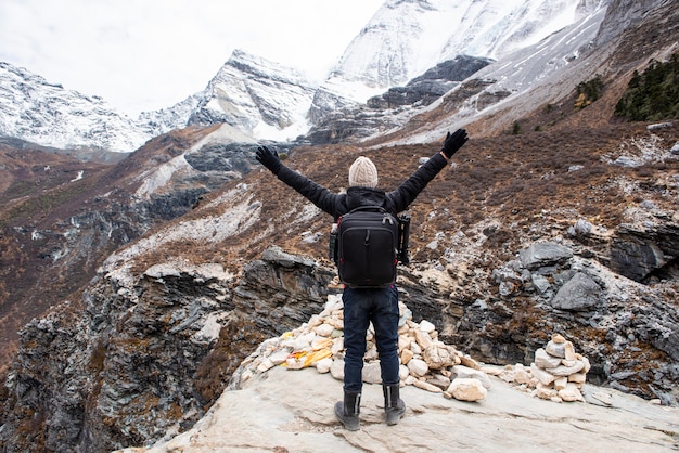 Um, homem, sucesso, hiking, em, pico montanha neve, em, outono, pessoas, viajando, conceito