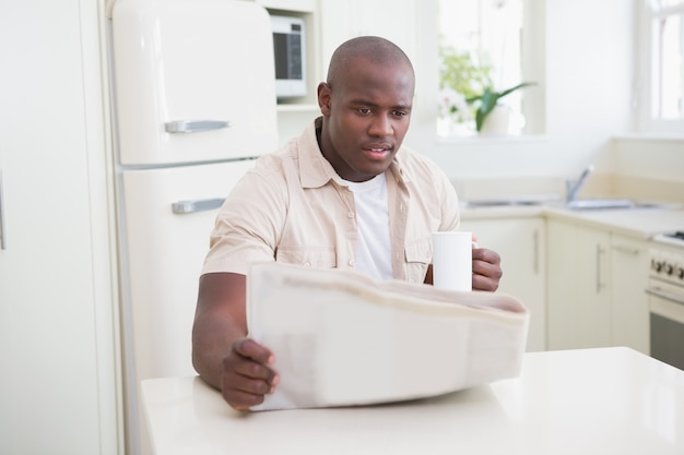 Um, homem, tendo, um, vidro, e, bebendo, cozinha