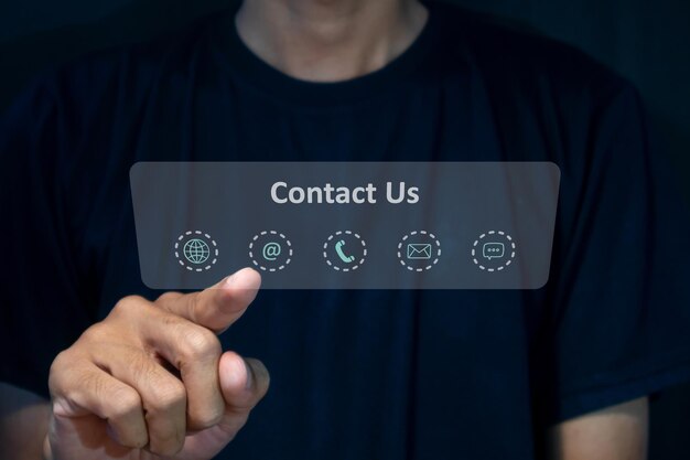 Um homem tocando em ícones de contato na tela virtual Contacte-nos operador de linha direta do centro de chamadas ou linha direta de suporte ao cliente na tela virtual