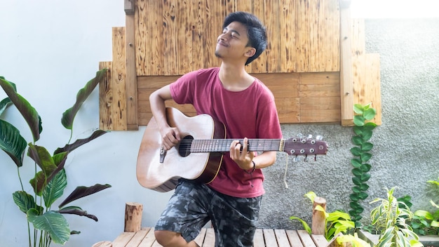 Um homem tocando violão no parque