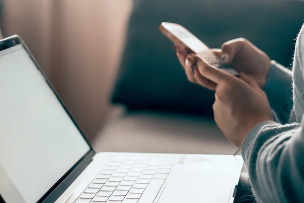 Um homem trabalha em um laptop. Verifica o navegador