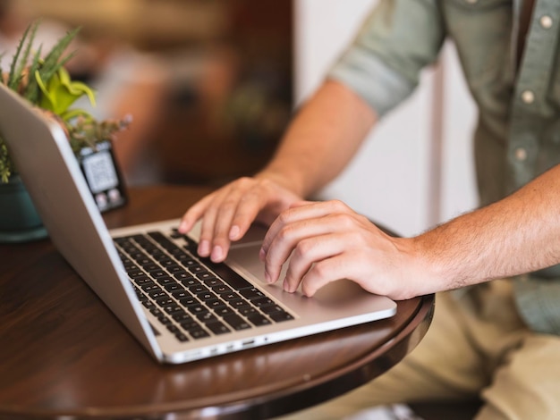 Um homem trabalhando com laptop na mesa