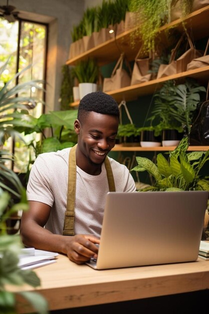 Foto um homem trabalhando em um laptop com plantas ao fundo