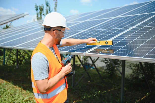 Um homem trabalhando na estação de energia solar.