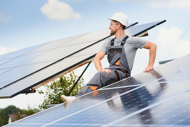 Um homem trabalhando na estação de energia solar