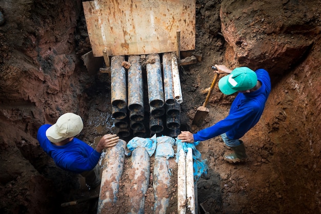 Um homem trabalhando para instalar ou reparar linhas elétricas,