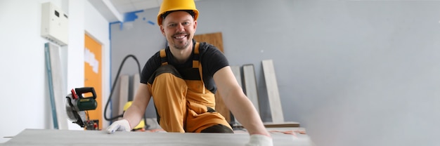 Um homem usa uma serra circular para cortar um laminado