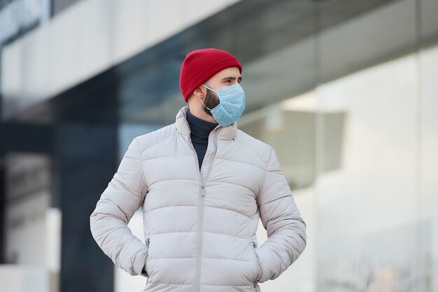 Um homem usando uma máscara médica para evitar a propagação do coronavírus (COVID-19).