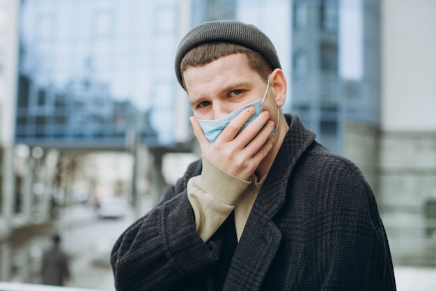 Um homem usando uma máscara na rua. Proteção contra vírus e aderência