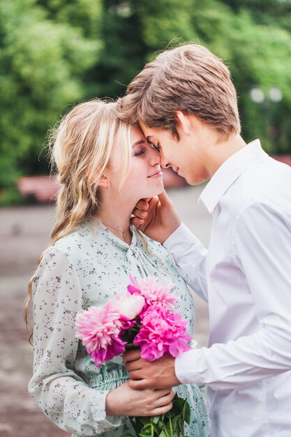 Foto um homem vai até o momento e carrega um lindo buquê de flores