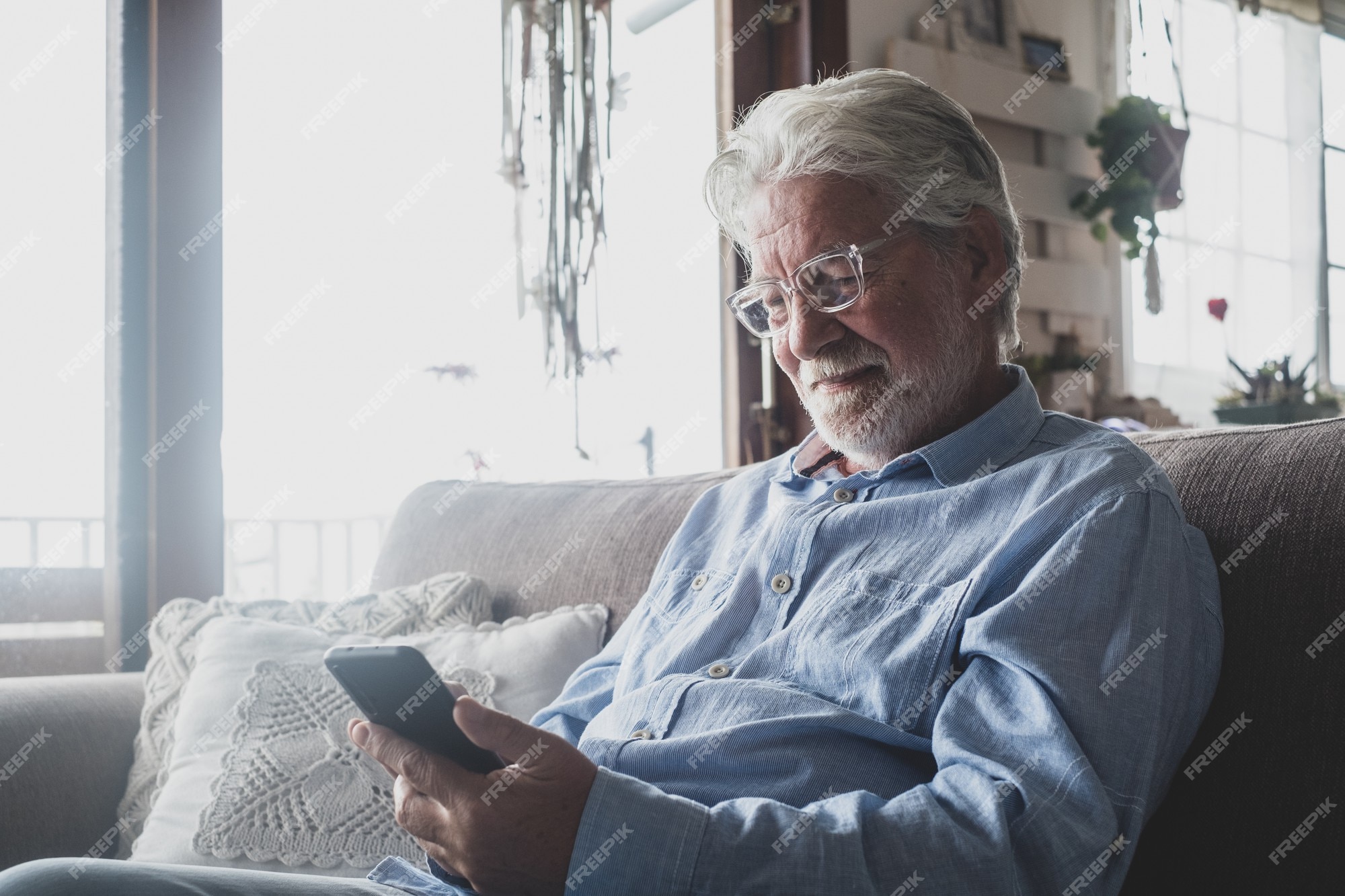 A vida encontra as possibilidades homem barbudo maduro com telefone retro  masculino segure smartphone comparar tecnologia telefone celular vs  telefone retro conceito de chamada de negócios do progresso da tecnologia  então e agora