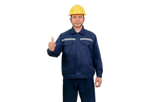 Um homem vestindo um uniforme de trabalho de mecânico