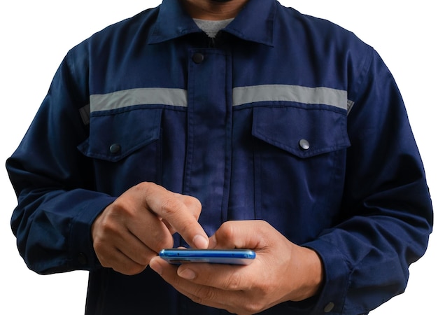 Um homem vestindo um uniforme de trabalho de mecânico