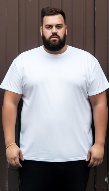 Foto um homem vestindo uma camisa branca com uma pulseira de ouro.