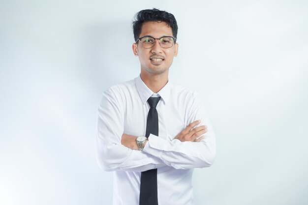 um homem vestindo uma camisa que diz que está posando para uma foto