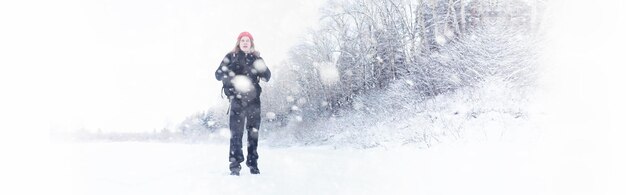 Um homem viaja com uma mochila. caminhada de inverno na floresta. turista em uma caminhada no inverno no parque.