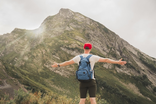 Um homem viaja pelo mundo e gosta de turismo o cara estende os braços para os lados e sente a liberdade em ...