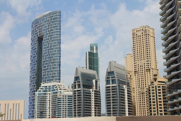 Foto um horizonte da cidade com alguns edifícios altos no fundo