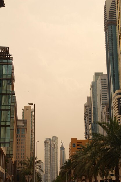 Foto um horizonte da cidade com um edifício no fundo e um sinal que diz banco