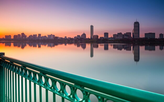 um horizonte da cidade com uma cerca e uma cidade ao fundo