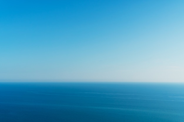 Um horizonte perfeito entre o céu azul e o mar.