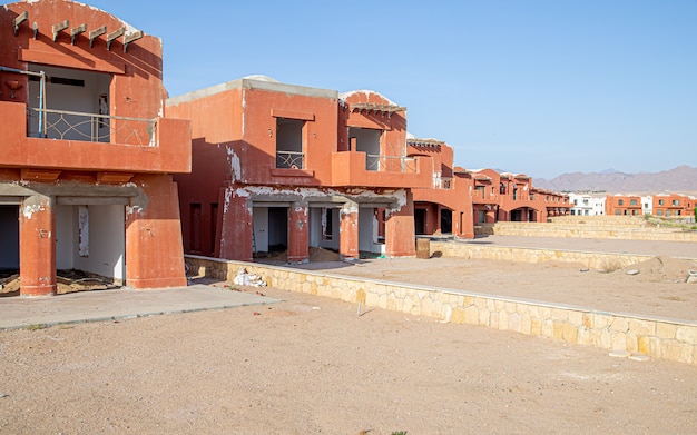 Um hotel abandonado, em um lugar deserto. crise turística durante a pandemia do coronavírus.